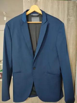 Traje completo azul eléctrico moderno