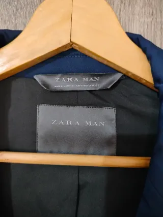 Traje completo azul eléctrico moderno