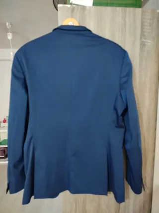 Traje completo azul eléctrico moderno