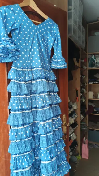 Vestido de flamenca azul con lunares blancos