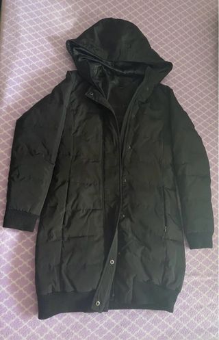 Abrigo acolchado largo negro (Zara Basic)