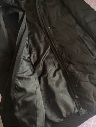 Abrigo acolchado largo negro (Zara Basic)