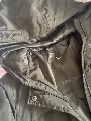 Abrigo acolchado largo negro (Zara Basic)