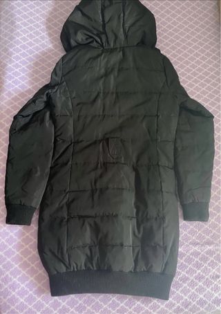 Abrigo acolchado largo negro (Zara Basic)