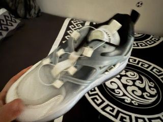 Zapatillas con ruedas grises y blancas