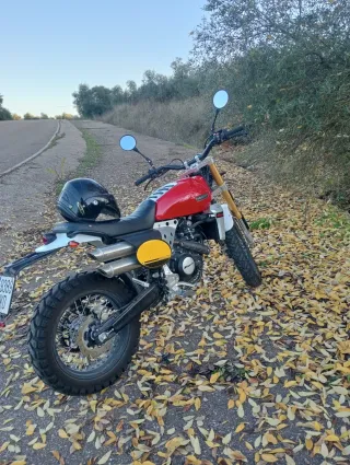 Moto todoterreno roja y negro 1500 km