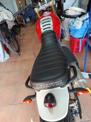 Moto todoterreno roja y negro 1500 km