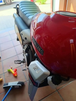 Moto todoterreno roja y negro 1500 km