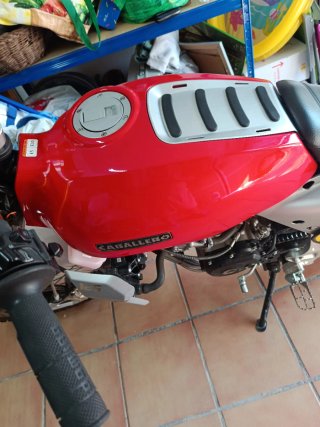Moto todoterreno roja y negro 1500 km