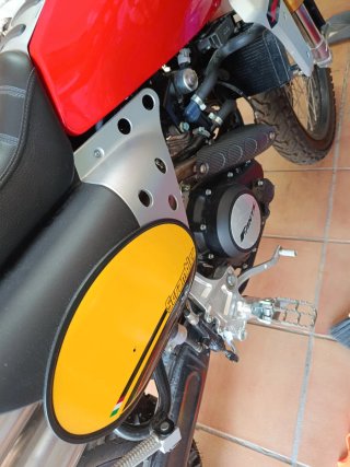 Moto todoterreno roja y negro 1500 km