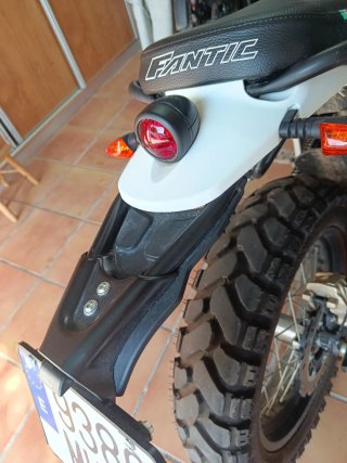 Moto todoterreno roja y negro 1500 km
