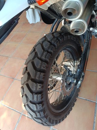 Moto todoterreno roja y negro 1500 km