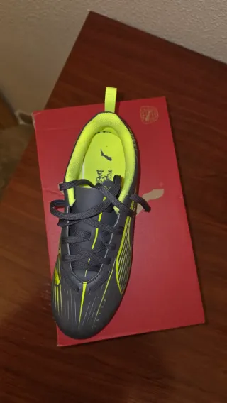 Botas de fútbol Puma Ultra ,para niños talla 36