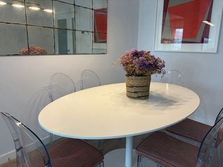 Mesa Comedor Blanca y 6 Sillas Transparentes