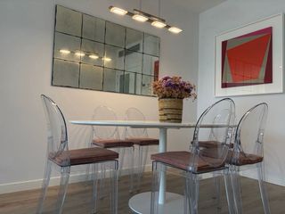 Mesa Comedor Blanca y 6 Sillas Transparentes