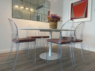 Mesa Comedor Blanca y 6 Sillas Transparentes