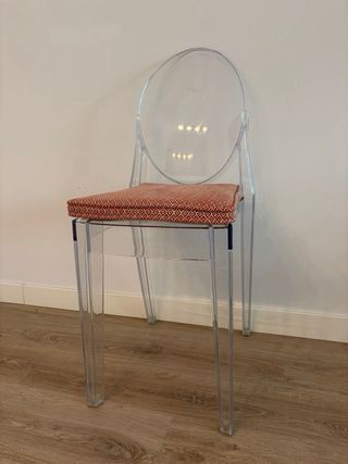 Mesa Comedor Blanca y 6 Sillas Transparentes