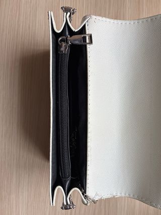 Bolso blanco cuero con cadena