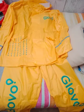 Conjunto chubasquero Glovo amarillo Tengo dos