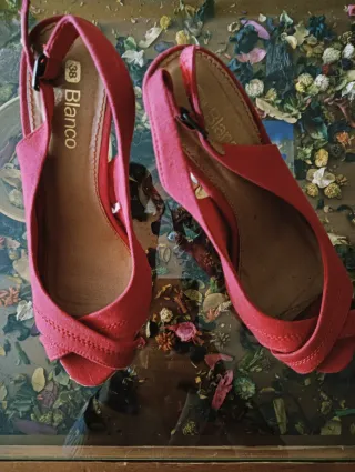 Sandalias rojas tacón blanco