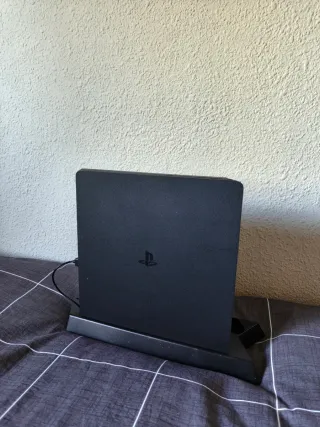 PS4 Slim 1TB + Mando + Base Carga