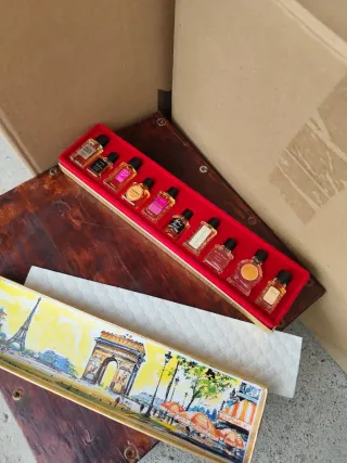 Scatola di mini profumi vintage