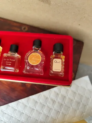 Scatola di mini profumi vintage
