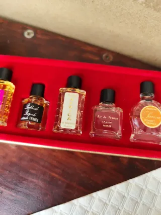 Scatola di mini profumi vintage