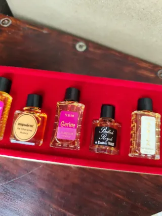 Scatola di mini profumi vintage