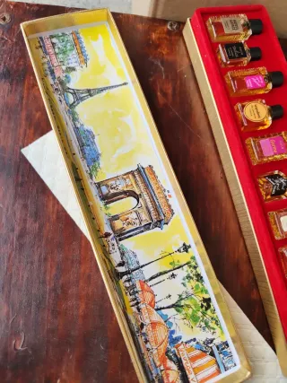 Scatola di mini profumi vintage