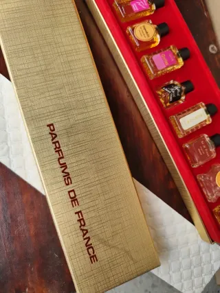 Scatola di mini profumi vintage