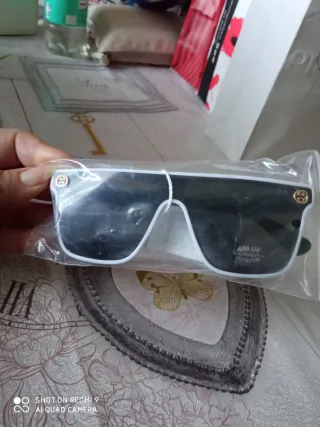 Occhiali da sole modello  griffato bianchi e verdi