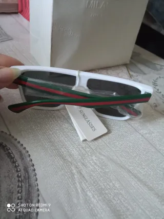 Occhiali da sole modello  griffato bianchi e verdi