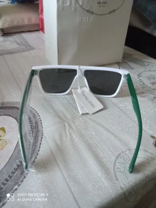 Occhiali da sole modello  griffato bianchi e verdi