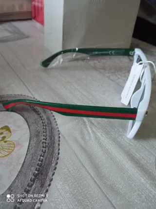 Occhiali da sole modello  griffato bianchi e verdi