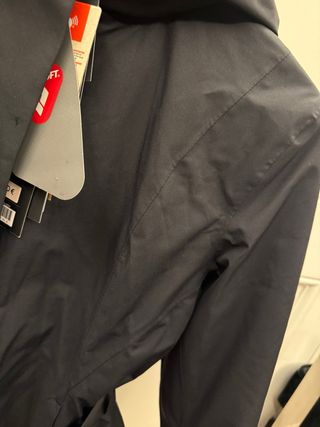 Chaqueta impermeable nieve Oysho negra/gris