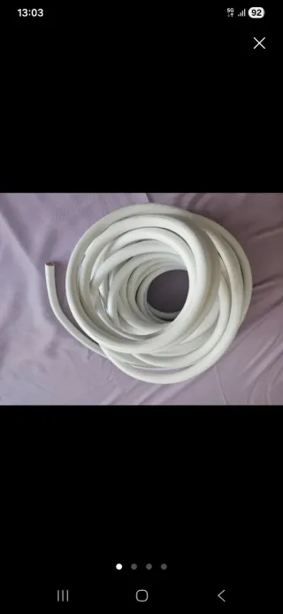 Cable electrico enchufes blanco enrollado