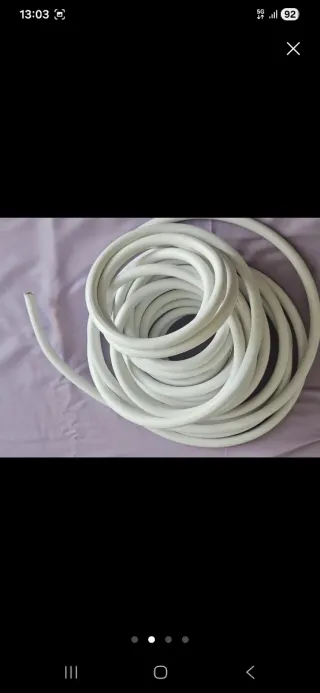 Cable electrico enchufes blanco enrollado