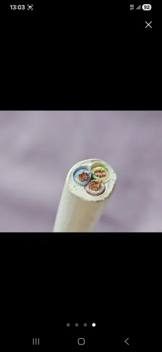 Cable electrico enchufes blanco enrollado