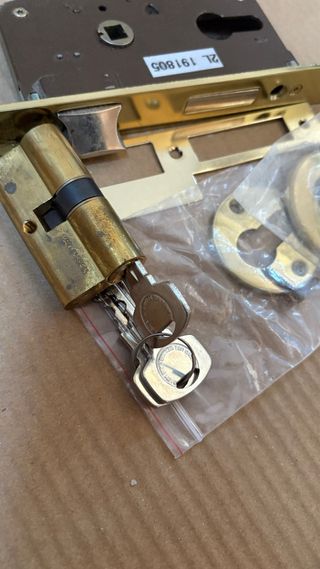 Cerradura Yale para puertas madera llaves dorado