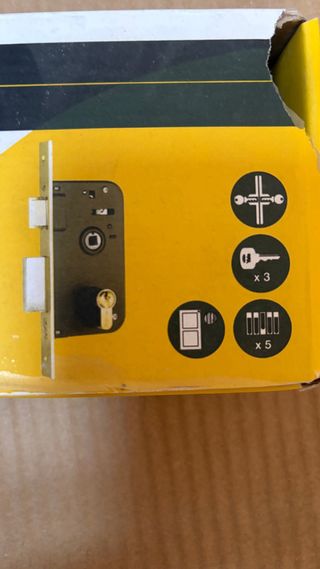 Cerradura Yale para puertas madera llaves dorado
