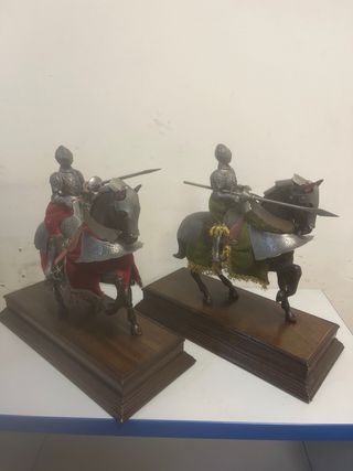 figuras caballeros a caballo