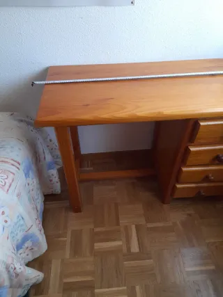 Escritorio de pino macizo con cajones