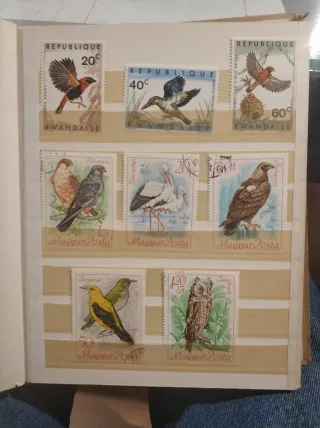 Álbum de sellos mundiales con casi 500 sellos