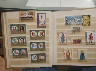 Álbum de sellos mundiales con casi 500 sellos