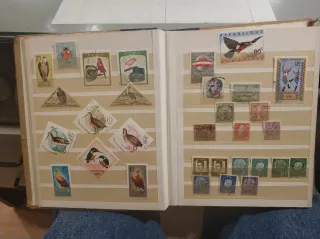 Álbum de sellos mundiales con casi 500 sellos