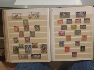 Álbum de sellos mundiales con casi 500 sellos