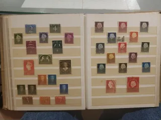 Álbum de sellos mundiales con casi 500 sellos