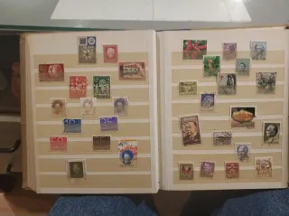 Álbum de sellos mundiales con casi 500 sellos