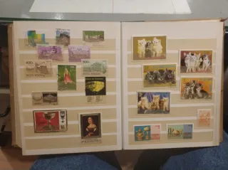 Álbum de sellos mundiales con casi 500 sellos